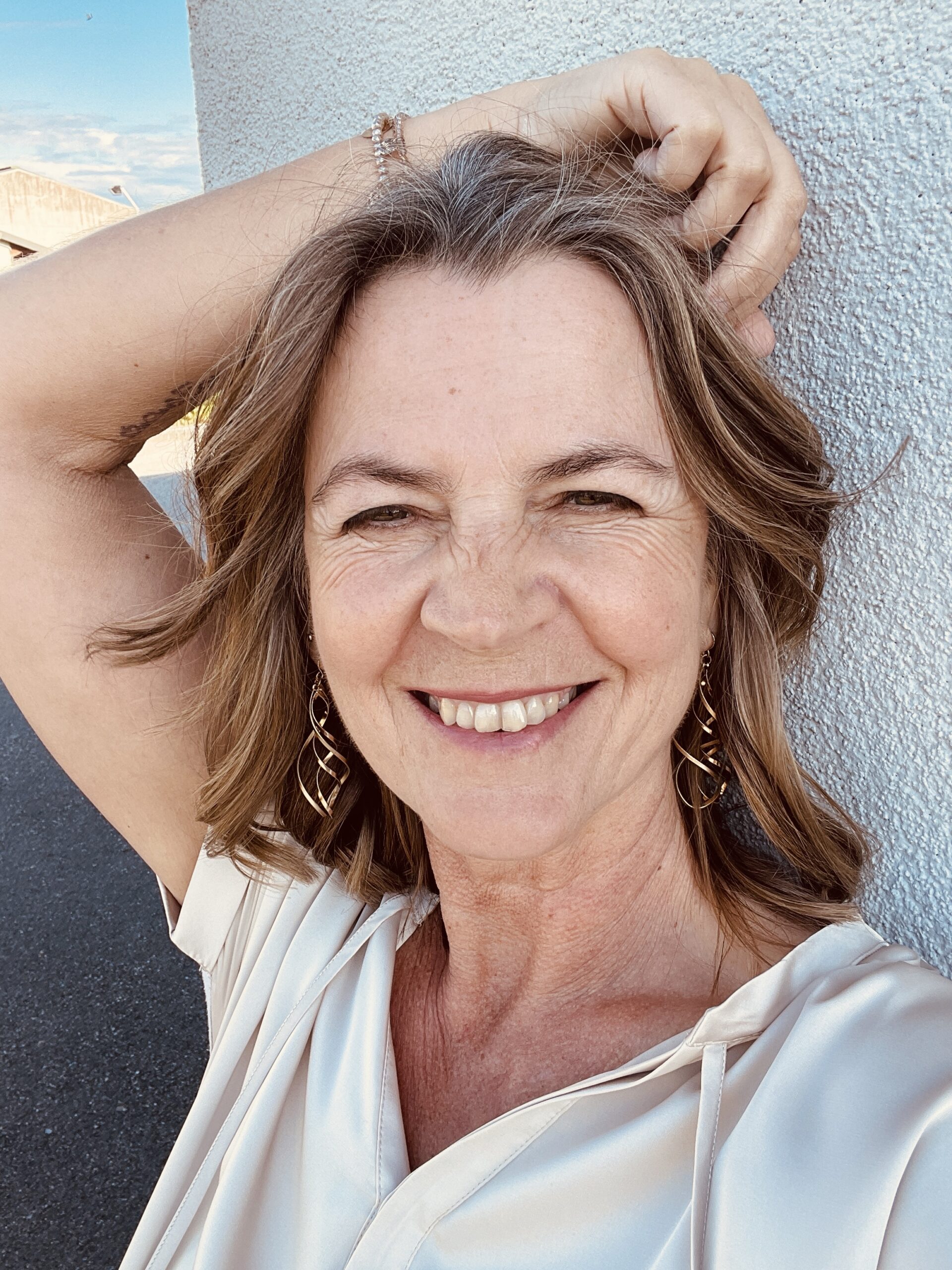 Karin Schaurhofer, ein Portraitfoto, aufgenommen im Sommer, im Freien